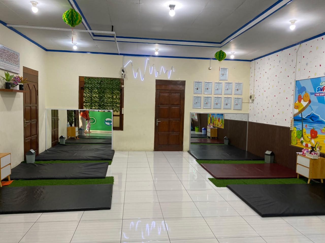 Ruang fisioterapi dengan peralatan terkini
